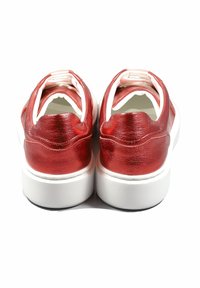 Rote Ledersneaker mit glatter Oberfläche, weißer Gummisohle und einem Slip-On-Design mit niedrigem Fersenbereich und elastischen Akzenten.