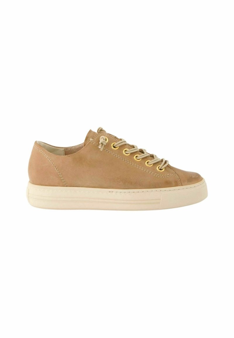 Baskets basses en daim beige avec lacets beige, œillets dorés et semelle épaisse en caoutchouc blanc, présenté en profil latéral.