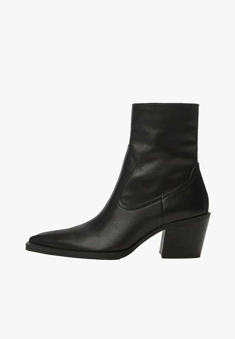Bottine en cuir noir à bout pointu et talon bloc, finition lisse, détail de couture latérale.