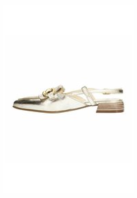 Metallic zilveren slingback schoen met een spitse neus, voorzien van een decoratieve gouden gespsluiting en een lage, gestapelde hak. Gladde textuur met een eenvoudig ontwerp.