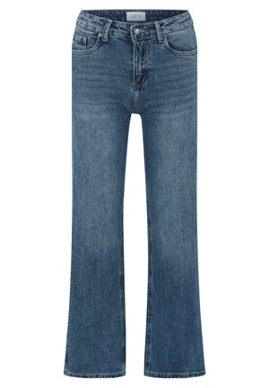 Jean en denim bleu évasé avec une finition lavée, comportant cinq poches, une fermeture à bouton et un léger décoloration à l'avant.