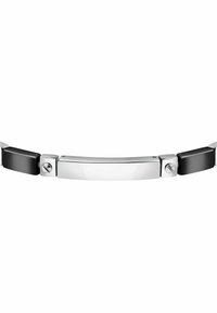 Bracciale in metallo argento e nero con un elemento centrale rettangolare, superficie liscia e accenti neri rettangolari, caratterizzato da dettagli hardware esagonali.