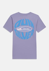 Μωβ κοντομάνικο μπλουζάκι με μεγάλο κυκλικό λογότυπο Quiksilver σε μπλε και ροζ χρώμα στην πλάτη.