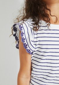 Next BRODERIE FRILL SLEEVE - REGULAR FIT - Apdrukāts T-krekls - navy blue white