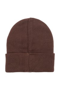 Brązowa dziana czapka beanie o miękkiej fakturze, zaokrąglonym szczycie i złożonym mankiecie. Brak widocznych wzorów lub detali sprzętowych.