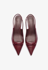 Burgundy nahkakengät, joissa on kärjet ja slingback-malli, hienovaraisella koristeellista solkea ja sileä matta pintakäsittely.