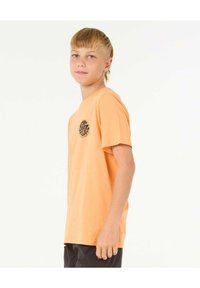Kurzärmliges oranges T-Shirt aus weicher Baumwolle, mit einem kreisförmigen schwarzen Logo auf der linken Brust. Gerade Passform mit Rundhalsausschnitt.