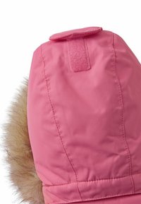 Roze parka met een nep bontafwerking, voorzien van een klittenbandflap aan de bovenkant en een gestructureerde stof. Het ontwerp omvat een aansluitende manchet.