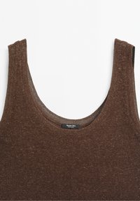 Haut marron sans manches avec un col rond, en tissu texturé. Comprend une étiquette "Massimo Dutti" à l'intérieur du col.