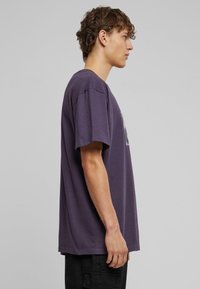 Upscale by Mister Tee FU HEAVY TEE - T-shirts print - purplenight