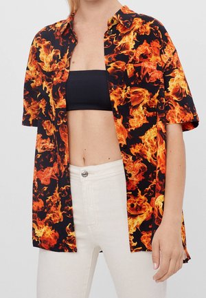 Camicia a manica corta con motivo a fiamma in tonalità di arancione e rosso su sfondo nero, realizzata in tessuto leggero, con taschino sul petto.