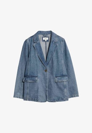 Blazer de denim en azul claro, con cuello de muesca, cierre de un solo botón y dos bolsillos frontales. Tejido texturizado con costuras visibles.