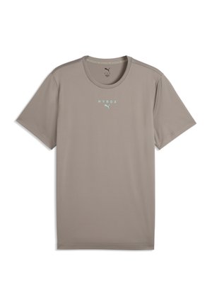 Kortærmet taupefarvet sportst-shirt med HYROX og Puma-logo i lyseblå centreret på brystet, vist fladt på en hvid baggrund.
