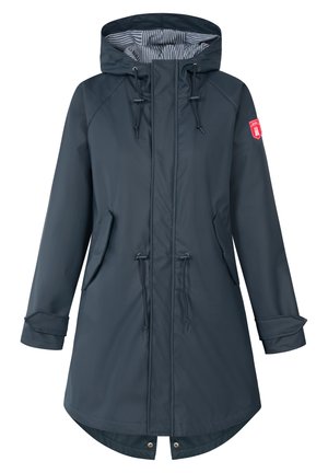 Giacca impermeabile blu scuro con cappuccio, vita con cordoncino, due tasche anteriori e rivestimento interno a righe. Presenta un'emblema del marchio sulla manica.