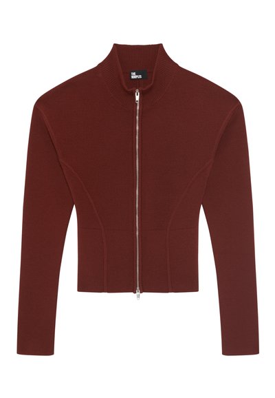 Cardigan a coste color ruggine con colletto alto, zip completa e silhouette aderente. Presenta cuciture strutturate e maniche lunghe.