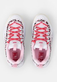 Zapatillas blancas con detalles en rosa y estampado de leopardo. Presentan una parte superior texturizada, cordones en contraste, cuello acolchado y logotipo en la lengüeta.