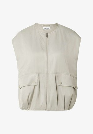 Mouwloos lichtbeige vest met rits, ronde hals, twee voorzakken met kleppen en drukknopen, en een geplooemde zoom.