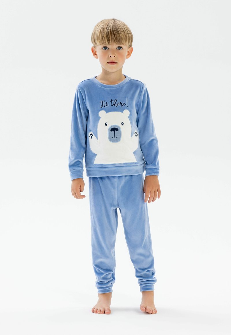 Pijamale din fleece de culoare albastră deschisă, cu un grafic al unui urs polar alb și textul "Salut!". Mâneci lungi și manșete elastice, textură moale, croială lejeră.
