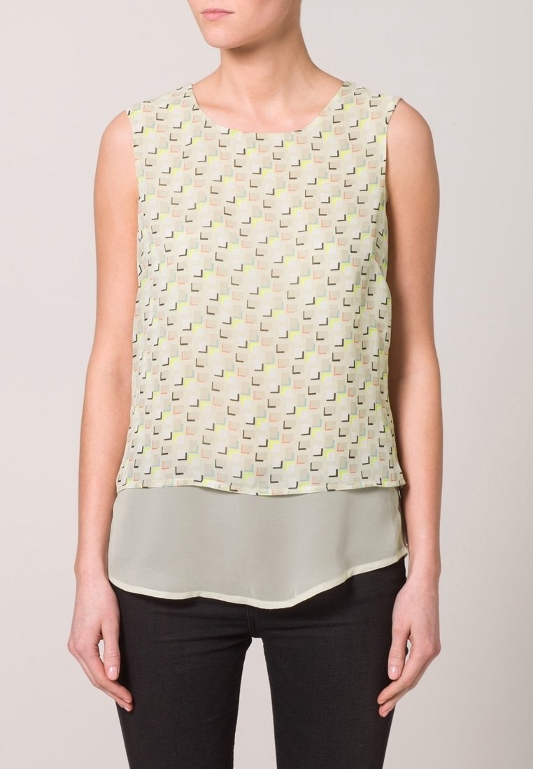 Top senza maniche in tonalità pastello con motivi geometrici in verde, beige e nero; design a strati con una sezione inferiore trasparente; scollatura tonda.