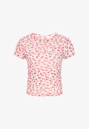 Roze mesh top met korte mouwen, bedekt met een rode kersenprint en een ronde halslijn.