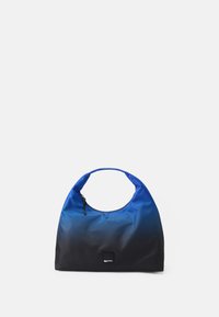 Bolsa em gradient azul e preto, feita de nylon, com uma alça curva, fecho com zíper e um patch quadrado com o logo na parte frontal.