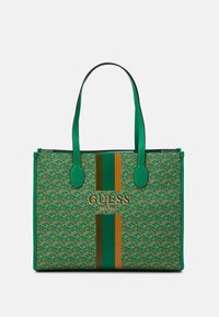Sac fourre-tout à motifs verts avec un design géométrique, arborant un logo doré, des rayures vertes et oranges contrastées, et des poignées doubles en haut.