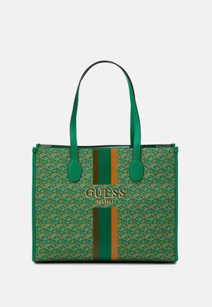 Grøn mønstret tote bag med et geometrisk design, der har et guld logo, kontrasterende grønne og orange striber samt to top håndtag.