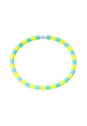 Stretch-Armband mit abwechselnd türkisfarbenen und gelben flachen runden Perlen und einem kleinen silbernen Verschluss mit graviertem Blattdesign.