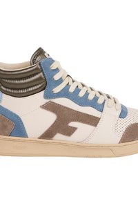 Hoge sneakers in crème, bruin en blauwe suède, met een gestructureerde bruine leren kraag, geperforeerde neus en een beige rubberen zool.