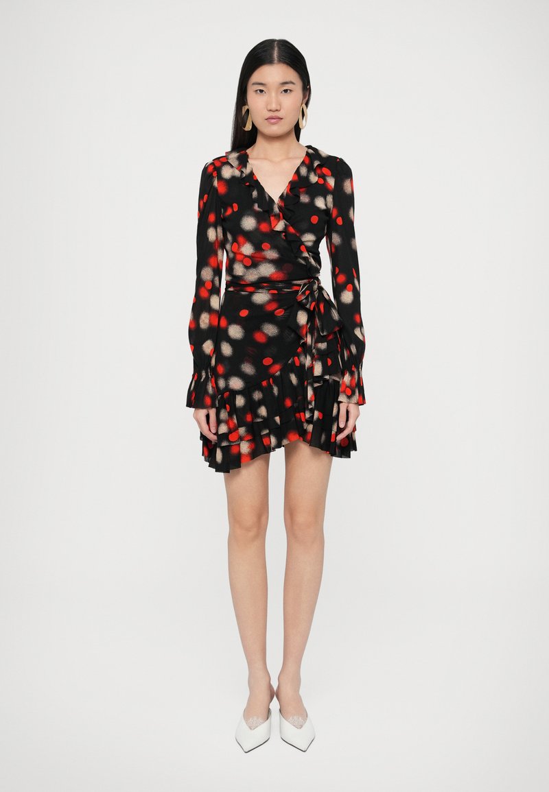 Μαύρο φόρεμα τύπου wrap με κόκκινο και μπεζ πουά μο�τίβο, μακριά μανίκια, βολάν στο τελείωμα και δέσιμο στη μέση. Λείο ύφασμα.