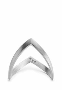 Sterling Silberring mit einem minimalistischen V-Form-Design und gebürsteter Oberfläche, innen am Ringband mit '925' gekennzeichnet für Authentizität.