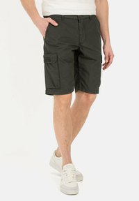 Mørkegrønne cargoshorts lavet af letvægtsstof, med to sidelommer og en klaplomme på låret. Enkel, afslappet design.