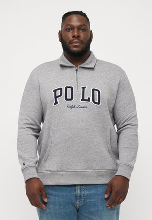 Pilkas vilnonis džemperis su užtrauktuku ant kaklo, su išsiuvinėtais žodžiais "POLO" ir "Ralph Lauren" ant krūtinės bei kengūros kišenė.