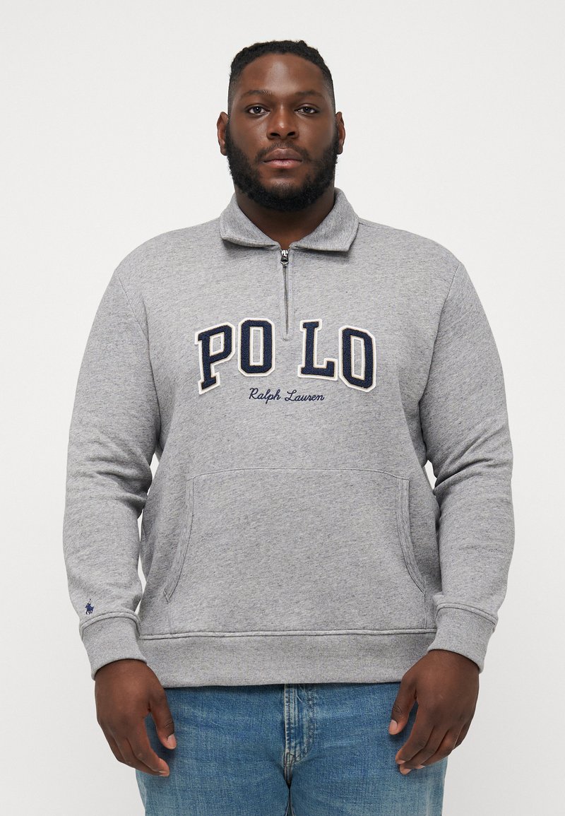 Szürke, gyapjú pulóver, cipzáras nyakkal, amelyen a "POLO" és a "Ralph Lauren" hímzett a mellrészen, valamint kenguruzseb található.