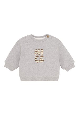 Helles graues Baby-Sweatshirt mit gerippten Bündchen und Saum, braun-weißer gestreifter Fußabdruck-Design auf der Brust und Knopfverschluss an der Schulter.