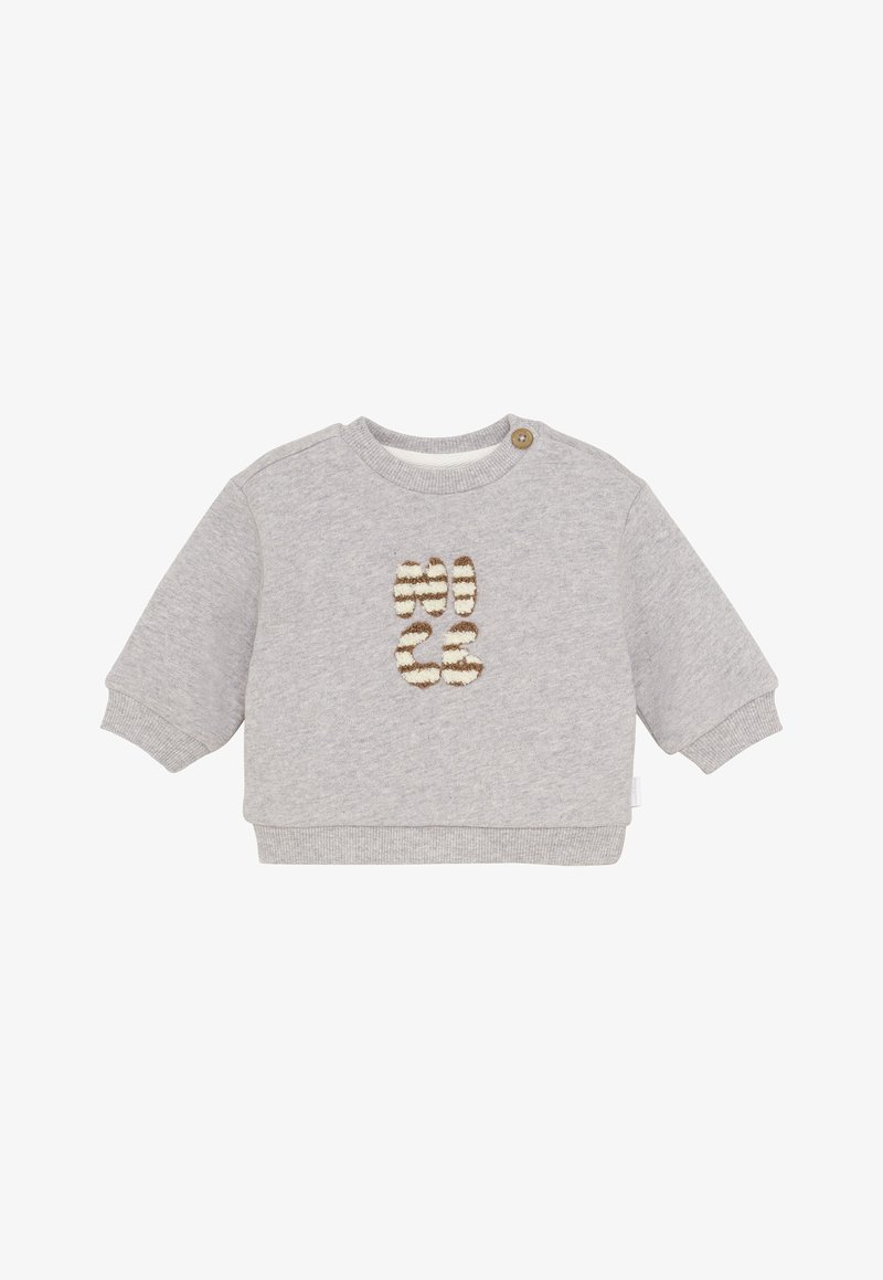 Helles graues Baby-Sweatshirt mit gerippten Bündchen und Saum, braun-weißer gestreifter Fußabdruck-Design auf der Brust und Knopfverschluss an der Schulter.