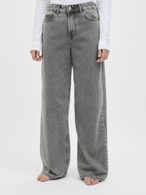 Gray wide-leg jeans made from denim, featuring a high waist, front pockets, and a faded finish. Seam details accentuate the design.