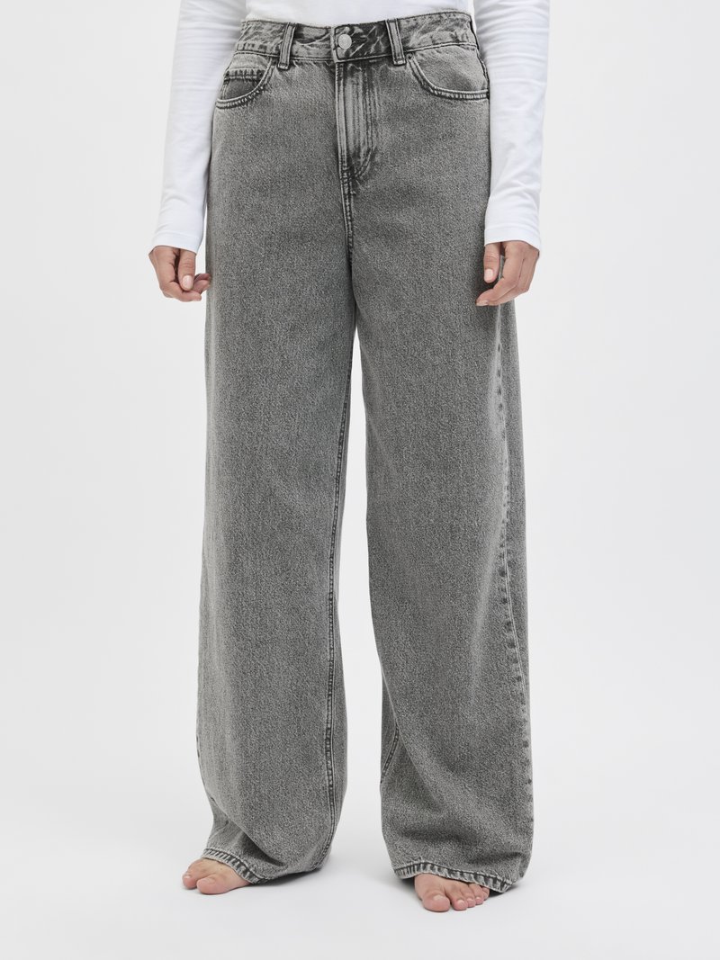 Gray wide-leg jeans made from denim, featuring a high waist, front pockets, and a faded finish. Seam details accentuate the design.