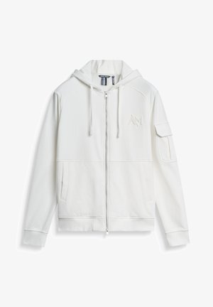 Sudadera blanca con cremallera, confeccionada en material suave. Cuenta con capucha, bolsillos frontales y un logo tonal en el pecho. Incluye un bolsillo lateral.