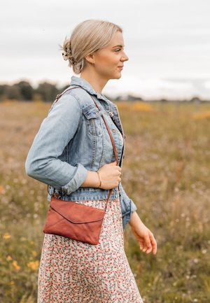 Gusti Leder, KARISMA - Cross body bag - braun