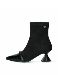 Stivale ankle nero con tomaia in suede, punta affusolata, rifiniture in pelle verniciata lucida e una particolare forma del tacco a corolla. Presenta un accento a forma di cuore.