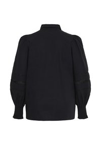 Blusa negra de manga larga con puños fruncidos, mangas abullonadas, insertos de encaje y cuello clásico, vista desde la espalda sobre un fondo blanco.