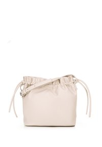 Borsa a secchiello in pelle beige con parte superiore arricciata, tracolla regolabile e texture morbida. Caratterizzata da chiusura con cordoncino e design minimalista.