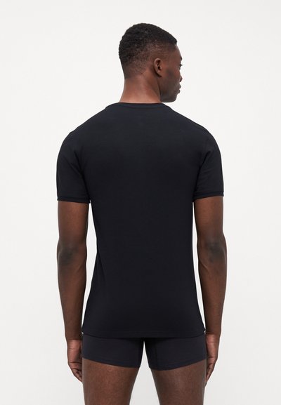 Juodas medvilninis trumpas rankovė t-shirt su apvaliu kaklu, prigludęs siluetas, minimalūs siūlai, demonstruojantis lygią tekstūrą ir paprastą dizainą.