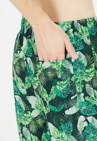 Cruz TOBY - Short de bain - print green leaf