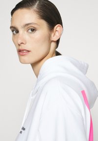 Calvin Klein Jeans OVERSIZED HOODIE - Felpa con cappuccio - bright white