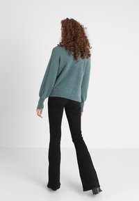Noisy May Sweter