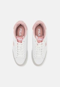 Fila COURTBAY  - Trainers - white/pale mauve
