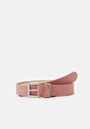 Ceinture en daim rose avec boucle en métal argenté et logo Levi's sur la boucle, présentée enroulée sur fond blanc.