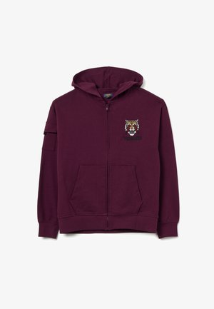 Felpa con cappuccio bordeaux con zip frontale, caratterizzata da una grafica di una tigre e il testo "Fearless". Include tasche frontali e una tasca sulla manica.